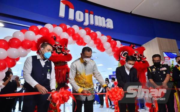 Rosol (dua dari kiri) ketika merasmikan pembukaan pertama cawangan Nojima di Mitsui Shopping Park LaLaport, Kuala Lumpur pada Khamis. - Foto Sinar Harian ASRIL ASWANDI SHUKOR