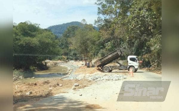 Tinjauan Sinar Harian di Batu 17, Dusun Tua, Jalan Hulu Langat mendapati sekumpulan pekerja yang berada di kawasan terbabit giat menjalankan kerja memunggah batu dan tanah.