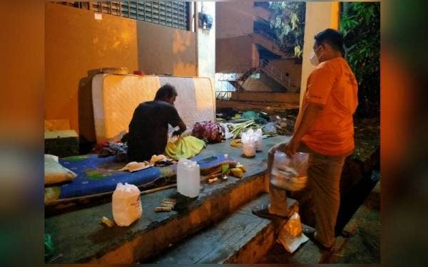 Muhammad Ridzuan menemui seorang gelandangan yang menjadikan kaki lima sebuah bangunan lama sebagai tempat berteduh.