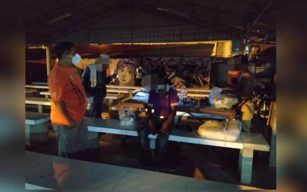 Muhammad Ridzuan menemui beberapa orang gelandangan yang menjadikan tempat awam sebagai lokasi berteduh.