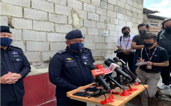 Kamarul Zaman ketika Sidang Media Op Tapis di Kampung Pandan di sini, pada Jumaat.