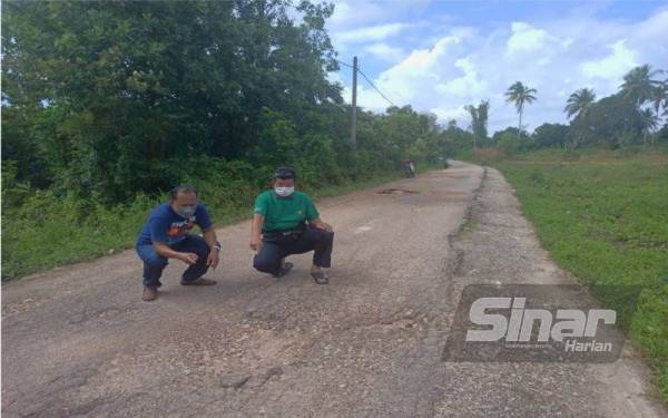 Wakil penduduk menunjukkan kerosakan jalan di Kampung Bukit Perah yang melibatkan sejauh 1.6 km.