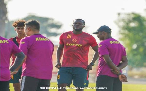 Ronald (dua, kanan) pada hari pertama menyertai sesi latihan KDA FC di Alor Setar. - Foto Facebook KDA FC