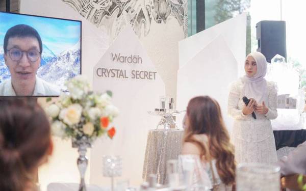 Mario Kristiono memberikan ucapan secara maya pada Majlis Pelancaran Wardah Crystal Secret, baru-baru ini.