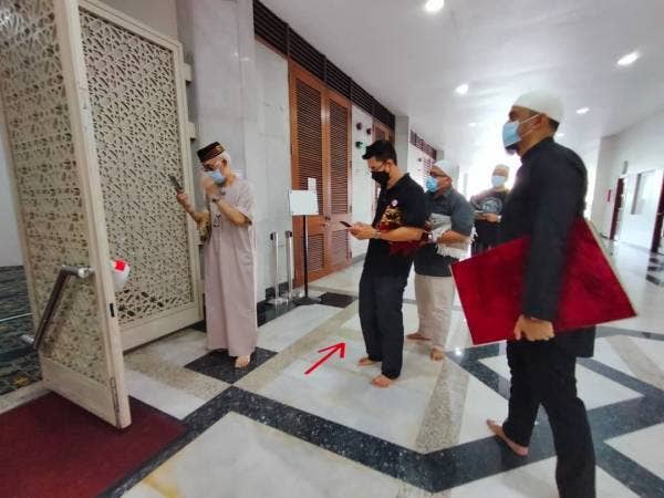 Setiap jemaah di Masjid Sultan Salahuddin Abdul Aziz didapati membawa sejadah sendiri, malah masing masing beratur dengan tertib untuk mengimbas aplikasi MySejahtera