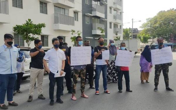 Penduduk melakukan bantahan secara aman kerana tidak berpuas hati pangsapuri diduduki turut disewa oleh warga asing.