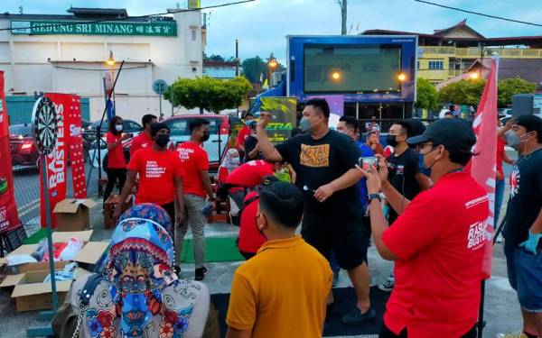 Orang ramai teruja meraikan aktiviti santai Konvoi #RasuahBusters di Pangkin, Kuala Pilah, Negeri Sembilan.