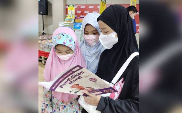 Buku latihan yang pelbagai dan murah menarik perhatian kanak-kanak yang mengunjungi Jualan Gudang Karangkraf 2022 pada Jumaat.