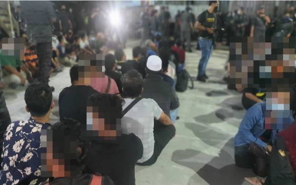 Seramai 106 PATI ditahan dalam operasi di perkampungan setinggan di Segambut Bahagian Tambahan, Kuala Lumpur awal pagi Sabtu.