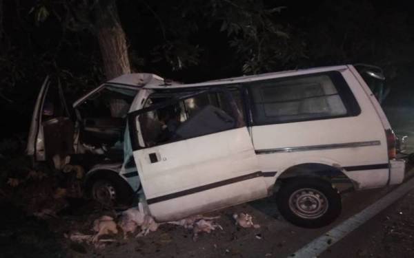 Kenderaan milik mangsa remuk dibahagian hadapan akibat melanggar pokok di Tanjung Piandang pada Sabtu. Foto:Ihsan Bomba Perak