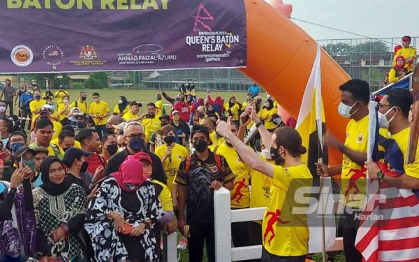 Ahmad Faizal melepaskan peserta Larian Baton Komanwel sempena Queen's Baton Relay Commonwealth Games 2022 di Manjoi.