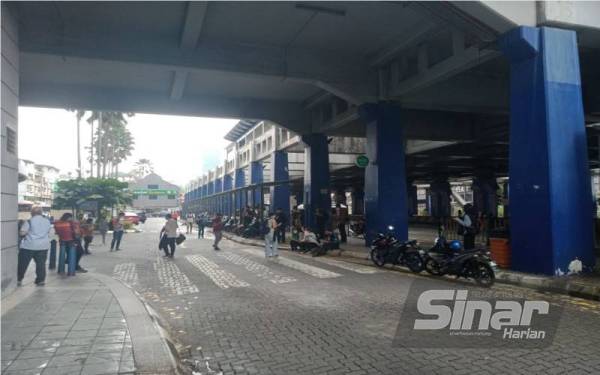 Beberapa petugas media turut kelihatan membuat liputan di sekitar LRT Bangsar berikutan tular maklumat akan berlakunya perhimpunan mendesak Ketua Pesuruhjaya SPRM, Tan Sri Azam Baki pada pagi Sabtu.