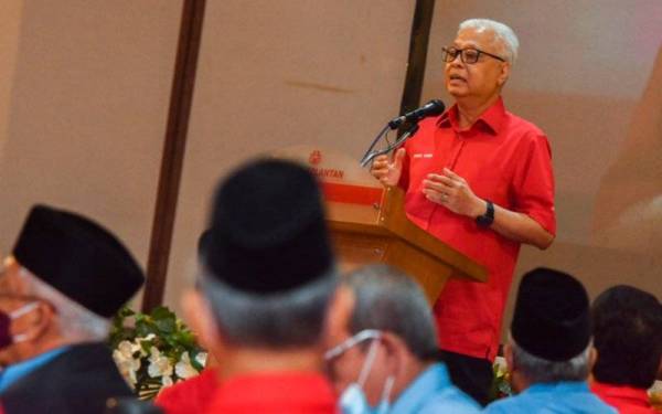 Perdana Menteri Datuk Seri Ismail Sabri Yaakob merangkap Naib Presiden UMNO menyampaikan ucapan pada Perjumpaan Khas Perdana Menteri Bersama Ahli Biro Politik UMNO Kelantan di Dewan UMNO Negeri hari ini.- Foto Bernama