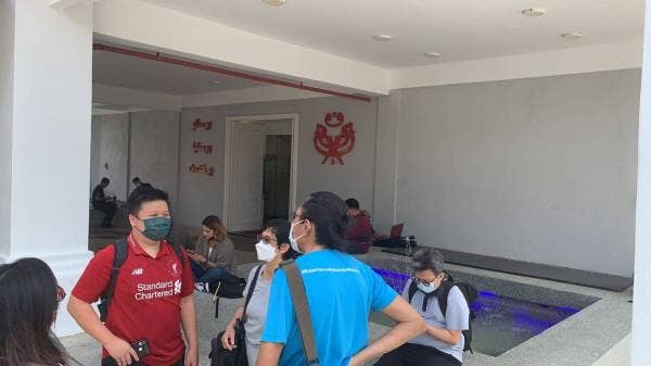 Kelihatan petugas media sudah mula berhimpun di hadapan Bangunan Pejabat UMNO Johor.