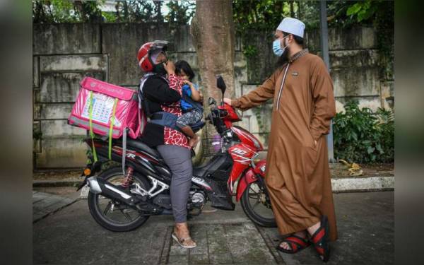 Ebit Lew bertemu wanita berkenaan bagi menghulurkan bantuan.