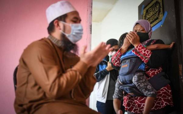 Ebit Lew membantu meringankan beban wanita itu dengan membayarkan sewa rumah buat keluarga berkenaan.