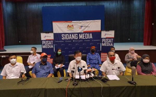 Kon Yeow (tengah) pada sidang akhbar pada Sabtu.