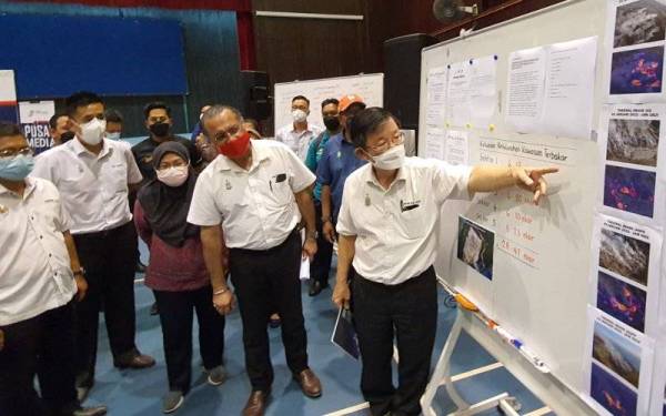 Kon Yeow melihat laporan perkembangan semasa insiden kebakaran tapak pelupusan sampah Pulau Burung.