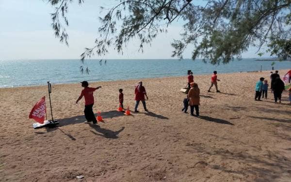 Orang ramai tidak melepaskan peluang menyertai aktiviti santai Konvoi #RasuahBusters di Pantai Pengkalan Balak, Melaka.