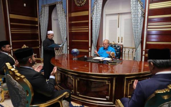 Sultan Ibrahim berkenan menerima mengadap Menteri Besar Johor, Datuk Hasni Mohammad pada jam 5 petang di Istana Bukit Serene di sini, pada Sabtu.