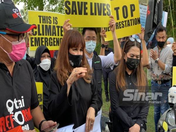 Shariffa Sabrina (dua dari kiri) selepas menyampaikan memorandum di Pintu 3, Istana Negara pada Sabtu.