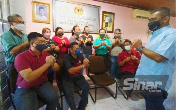 Takiyuddin (kanan) beramah mesra dengan Ahli MPKB-BRI dan Penghulu Kaum Tiong Hwa di Parlimen Kota Bharu pada Sabtu.