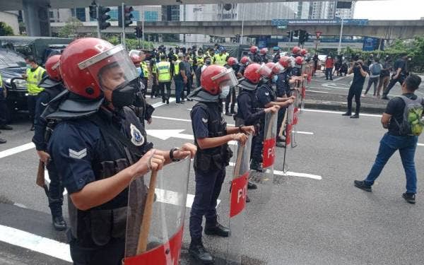 Antara anggota polis bertugas melakukan pemantauan ketika himpunan #TangkapAzamBaki yang dijalankan di LRT Bangsar, Jalan Bangsar, Kuala Lumpur pada Sabtu.
