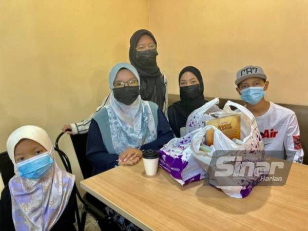 Suzana (dua dari kiri) bersama anak-anak teruja dapat hadir ke Jualan Gudang Karangkraf 2022.