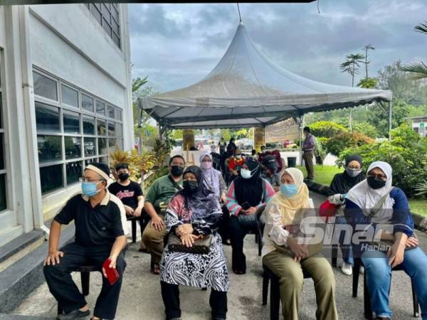 Pengunjung menunggu giliran untuk memasuki premis jualan di Karangkraf, Seksyen 15, Shah Alam.