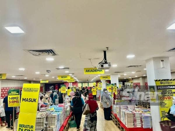 Suasana Jualan Gudang Karangkraf 2022 pada hari kedua.