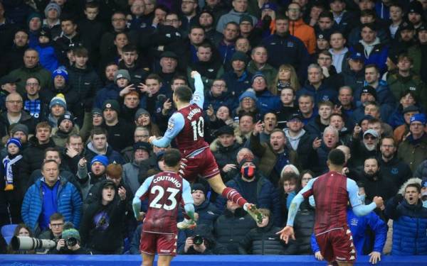 Buendia (tengah) meraikan jaringan gol pembukaan Aston Villa ketika bertandang ke Goodison Park menentang Everton. - Foto AFP