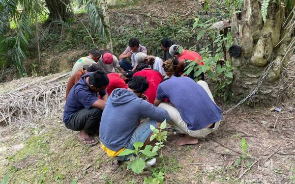 Antara individu yang ditahan dalam Ops Tapis Khas dan Ops Sarang.