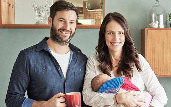 Ardern (kanan) terpaksa menunda majlis perkahwinanya dengan pasangan, Clarke Gayford akibat penularan Omicron.