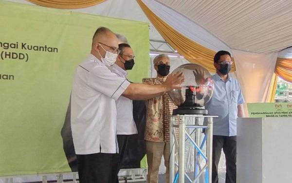 Mansor (dua, kanan) menyempurnakan gimik pelancaran sambutan empat juta jam bekerja tanpa kecederaan sempena Majlis Pelancaran Paip Pembetung Merentasi Sungai Kuantan menggunakan kaedah HDD di tapak projek itu di Padang Lalang di sini pada Ahad.