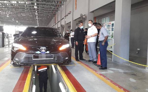 Mohd Solihan (tengah) melihat pemeriksaan kenderaan selepas Majlis Pelancaran Kempen Keselamatan Jalan Raya Musim Perayaan Tahun Baharu Cina di Puspakom Senai, Kulai pada Ahad.