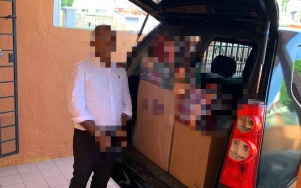 Polis turut menemui rokok seludup yang disembunyikan dalam sebuah kenderaan.