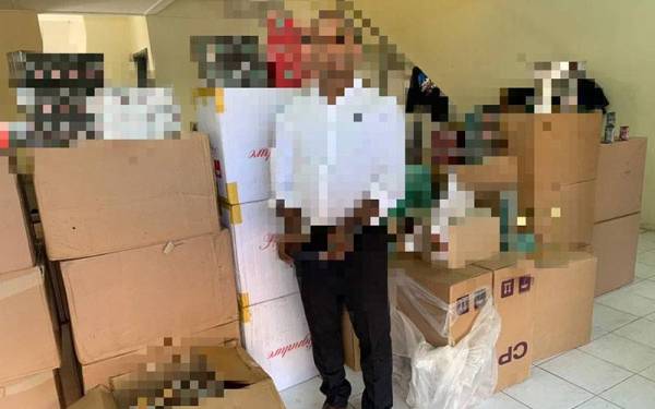 Seorang lelaki Rohingya ditahan dalam serbuan di sebuah rumah di Jalan Damai Perdana, Bandar Damai Perdana pada Sabtu.