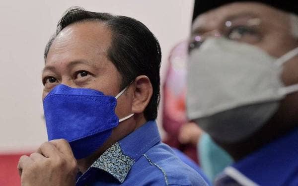 Setiausaha Agung UMNO Datuk Seri Ahmad Maslan (kiri) yang juga Ahli Parlimen Pontian dan Presiden Kongres India Muslim Malaysia (Kimma) Datuk Seri Syed Ibrahim Kader ketika sidang media selepas Program Retreat dan Gerak Gempur Jentera Pilihan Raya Negeri Johor di Pejabat Badan Perhubungan UMNO Johor hari ini.- Foto Bernama