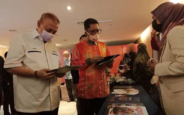 Ahmad Faizal (dua dari kiri) bersama Abdul Rahim ketika meninjau ruang pameran sempena Seminar Pendigitalan Perniagaan pada Ahad.