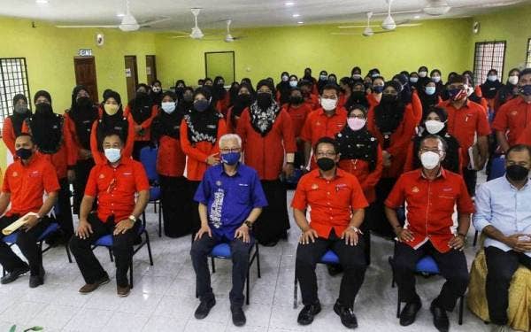 Ismail Sabri (duduk empat dari kanan) bergambar kenangan bersama petugas-petugas Kemas daerah Bera di Pejabat Kemas Daerah Bera pada Ahad.