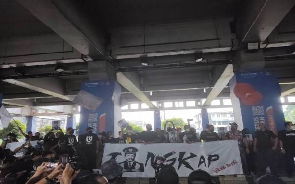 Polis telah mengenal pasti sebahagian peserta himpunan #TangkapAzamBaki di Stesen LRT Bangsar pada pagi Sabtu.
