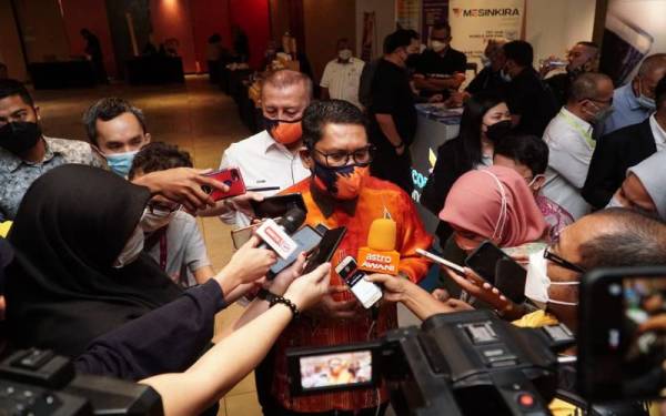 Ahmad Faizal (tengah) ketika sidang akhbar selepas merasmikan Seminar Pendigitalan Perniagaan anjuran Gagasan Badan Ekonomi Melayu (Gabem) di Hotel Casuarina Meru di Ipoh pada Ahad.