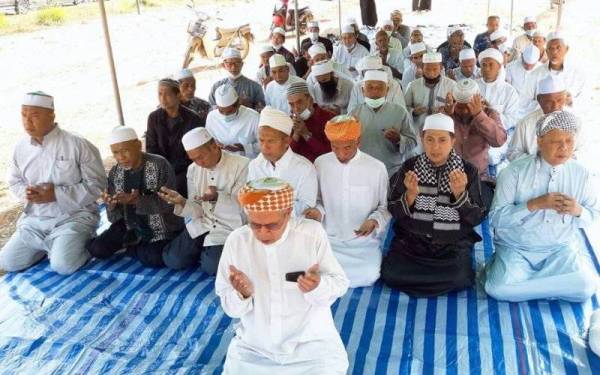 Majlis bacaan Yasin dan doa selamat yang dianjurkan oleh 14 wilayah di Satun, Selatan Thailand selepas Zuhur pada Ahad mendoakan kesejahteraan Dr Mahathir.