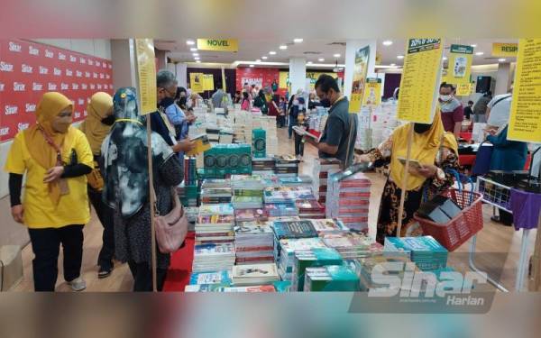 Pengunjung yang datang ke Jualan Gudang Karangkraf 2022 di Kompleks Karangkraf, Shah Alam pada Ahad.