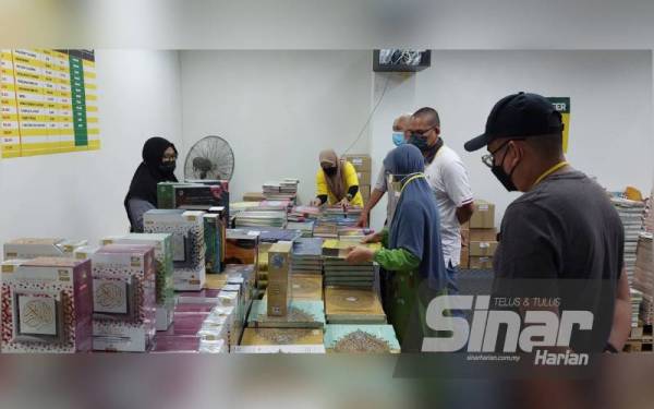 Pengunjung tidak melepaskan peluang mendapatkan pelbagai genre bahan bacaan berkualiti tinggi dengan harga berpatutan.