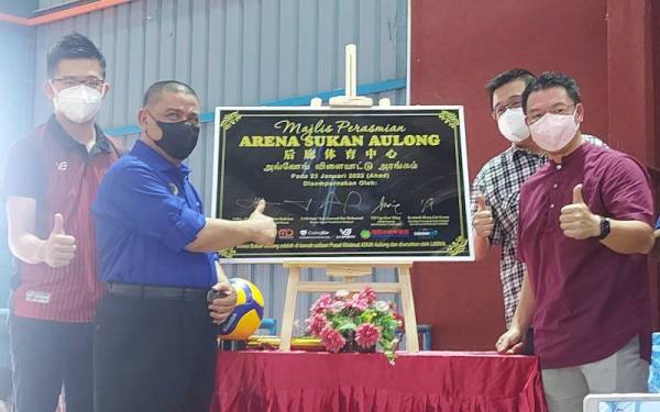Saarani (dua dari kiri) menandatangani plak simbolik merasmikan Arena Sukan Aulong pada Ahad.