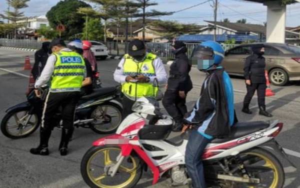 Anggota polis sedang melakukan pemeriksaan dalam Op Samseng Jalanan yang dijalankan selama dua hari bermula Jumaat.