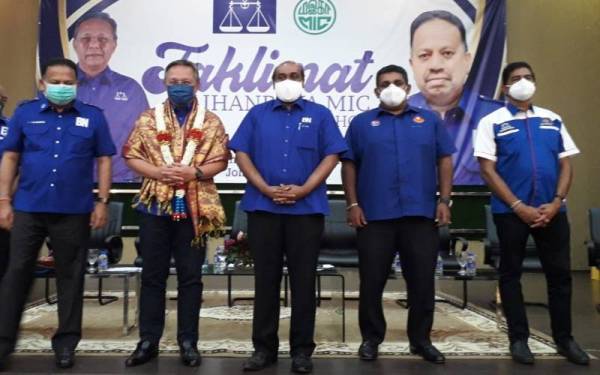 Hasni (dua dari kiri), Vigneswaran (kiri) dan Vidyananthan (tengah) selepas Taklimat Pilihan Raya MIC Negeri Johor di Kompleks Tan Sri Rahmat, Tampoi, Johor Bahru, pada Ahad.