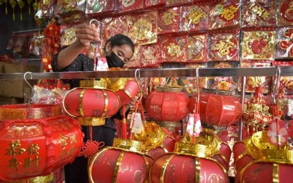 Pelanggan mengunjungi kedai jualan barangan hiasan serta dekorasi menjelang sambutan Tahun Baru Cina pada 1 Februari ini ketika tinjauan di sekitar bandar Labuan hari ini.  Masyarakat Cina tetap bersemangat membuat persiapan untuk menyambut Tahun Baharu Cina meskipun meraikannya dalam suasana norma baharu berikutan penularan wabak COVID-19 yang masih berlaku. - Foto Bernama