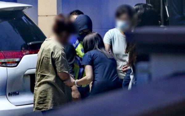 Suspek (kiri) yang juga isteri mangsa ditahan untuk siasatan lanjut.